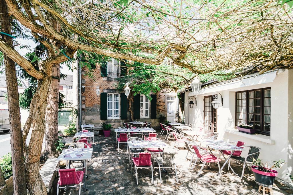 Hotel Le Central Boussac  Экстерьер фото