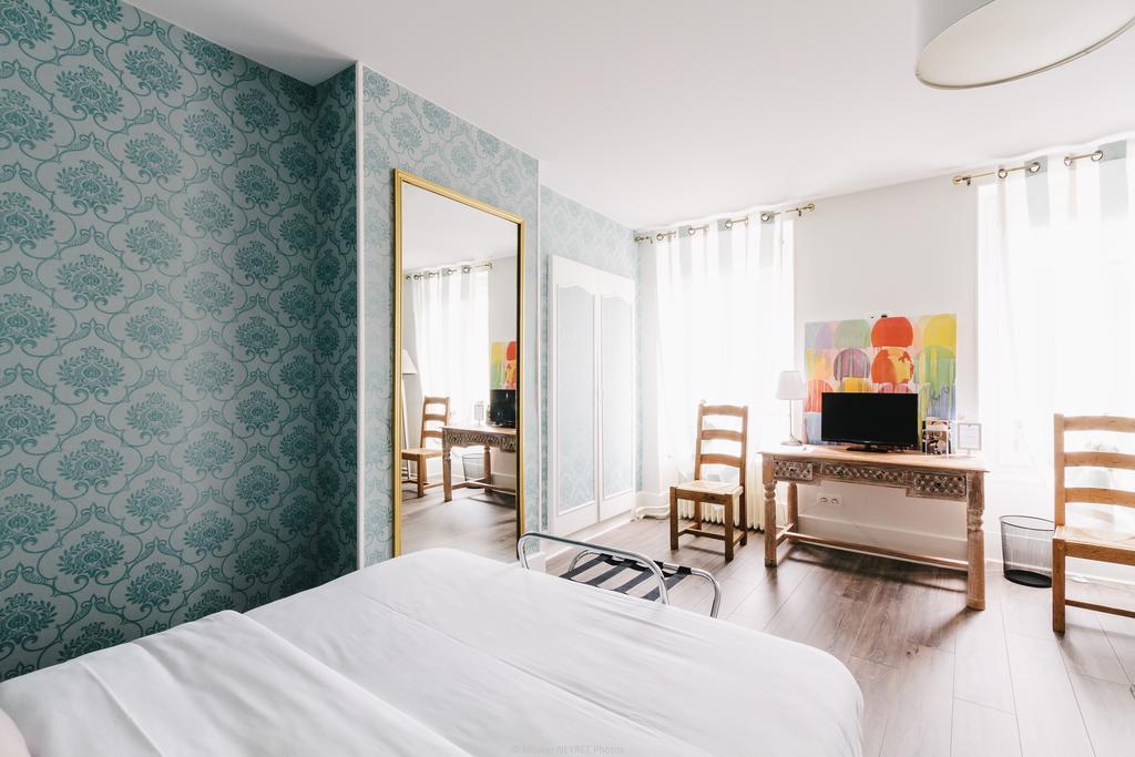 Hotel Le Central Boussac  Экстерьер фото